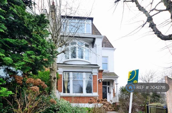 2 bedroom flat in Hornsey Lane Gardens, London, N6 (2 bed) (#3042716)