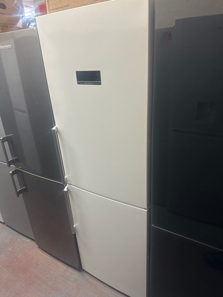 TALL WHITE BOSCH FRIDGE FREEZER 
