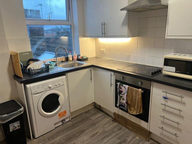 Double room available for rent 