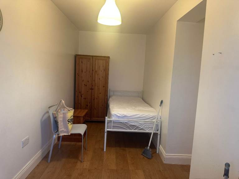 STUDIO AT IN KENTON NEAR KENTON STATION HA3 .