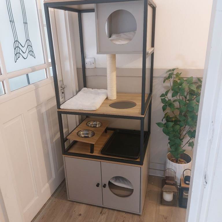 Stunning cat condo/tree  NEW