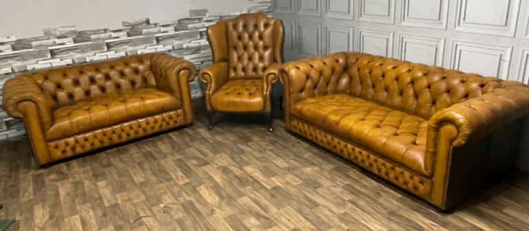 🇬🇧 A BEAUTIFUL VINTAGE FULLY BUTTONED CHESTERFIELD 3 PIECE SUITE. 