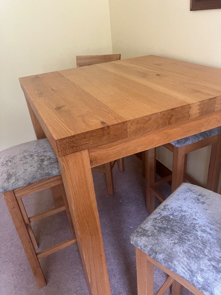 High top pine dinning table with 4 high stools