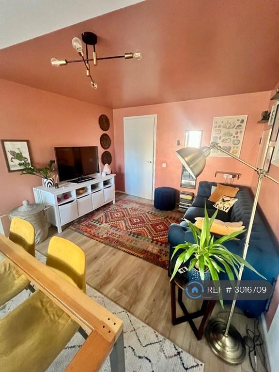 3 bedroom flat in Tintern Close, London, SW19 (3 bed) (#3016709)