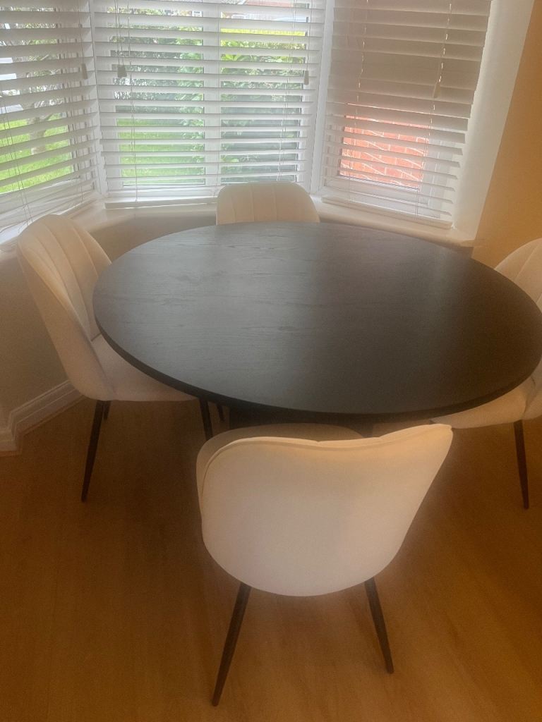 Like new dining table and chairs 