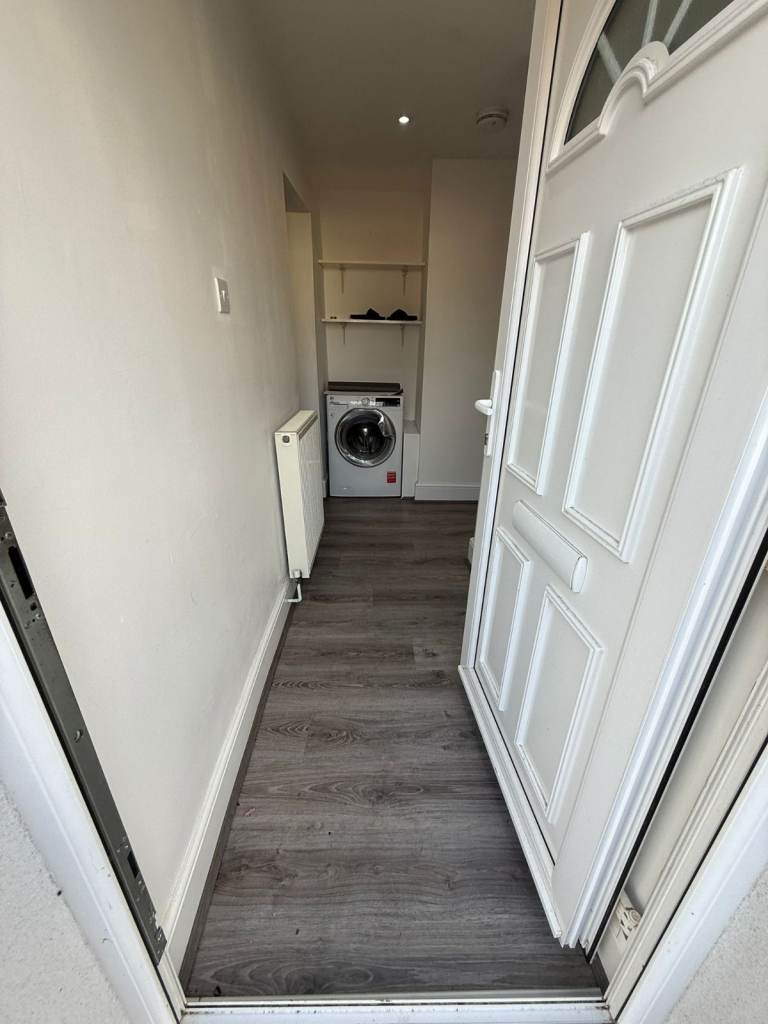 1 Bed Flat In Holbrooks