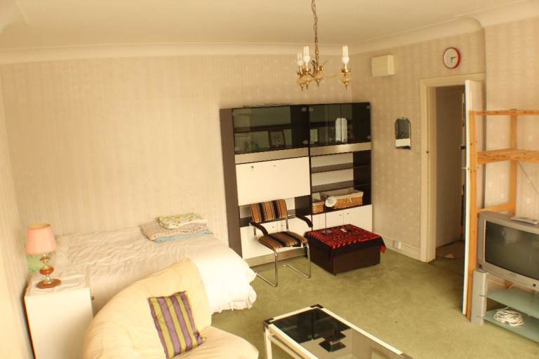 Beautiful Large Studio Flat including Bills. ! 2 mins walk from station! Best Area. Private Landlord