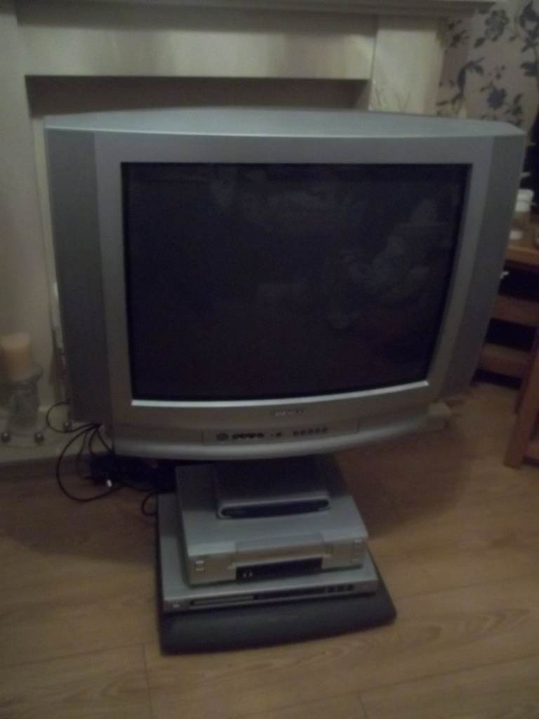 Daewoo Terrestrial 27 inch Television on built in stand