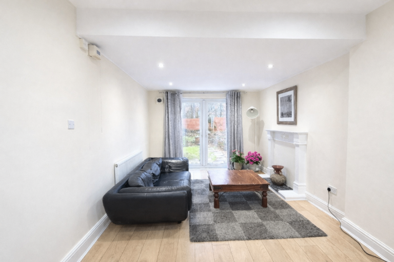 Ground Floor 2 Bedroom Flat Ideal for Sharers Available Immediately 