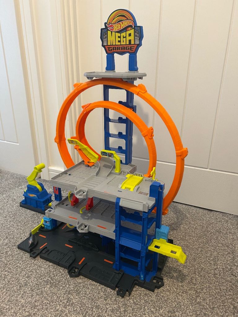 Hot Wheels Mega Garage Playset – Good Condition