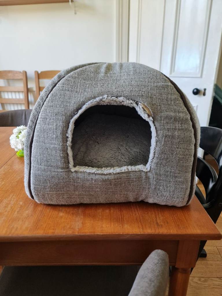 Cozy cat bed