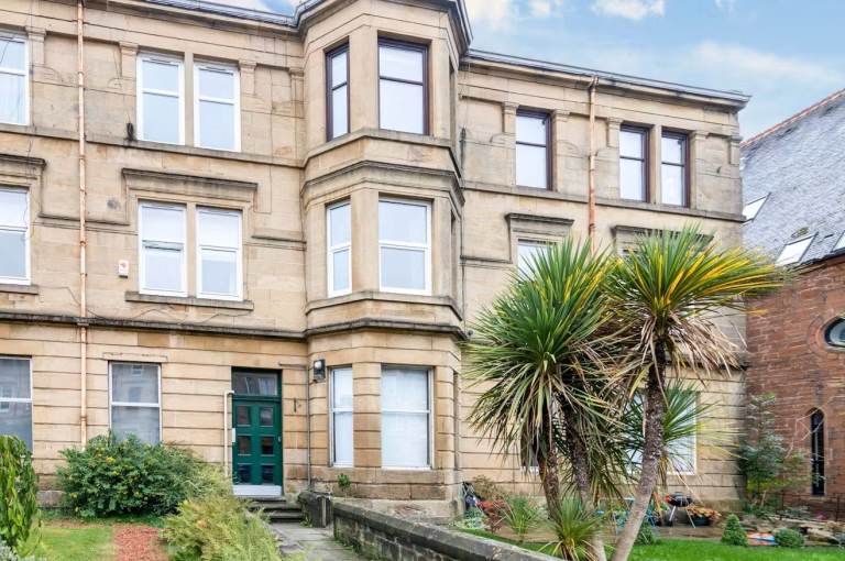 Large 3 Bedroom Victorian Flat with Living Room and High Ceilings near Paisley Town Centre