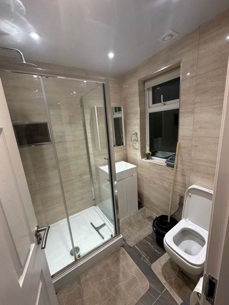 Large en-suite double room with mini kitchen 