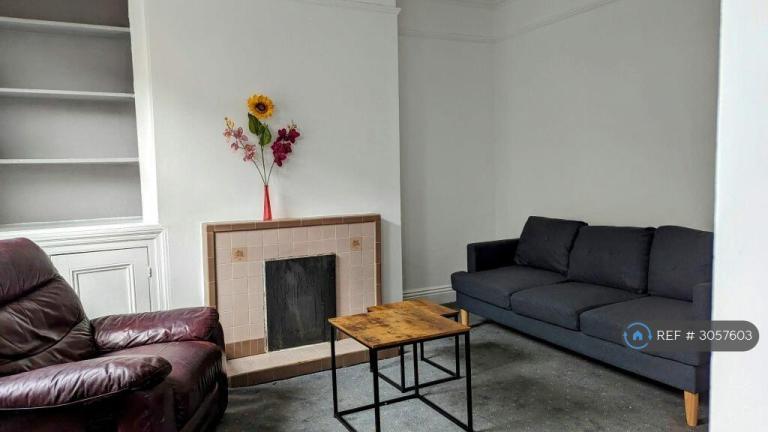 2 bedroom house in Pennington Grove, Leeds, LS6 (2 bed) (#3057603)