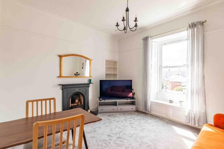 Attractive, 1 bedroom, 3rd floor flat in New Town – available October