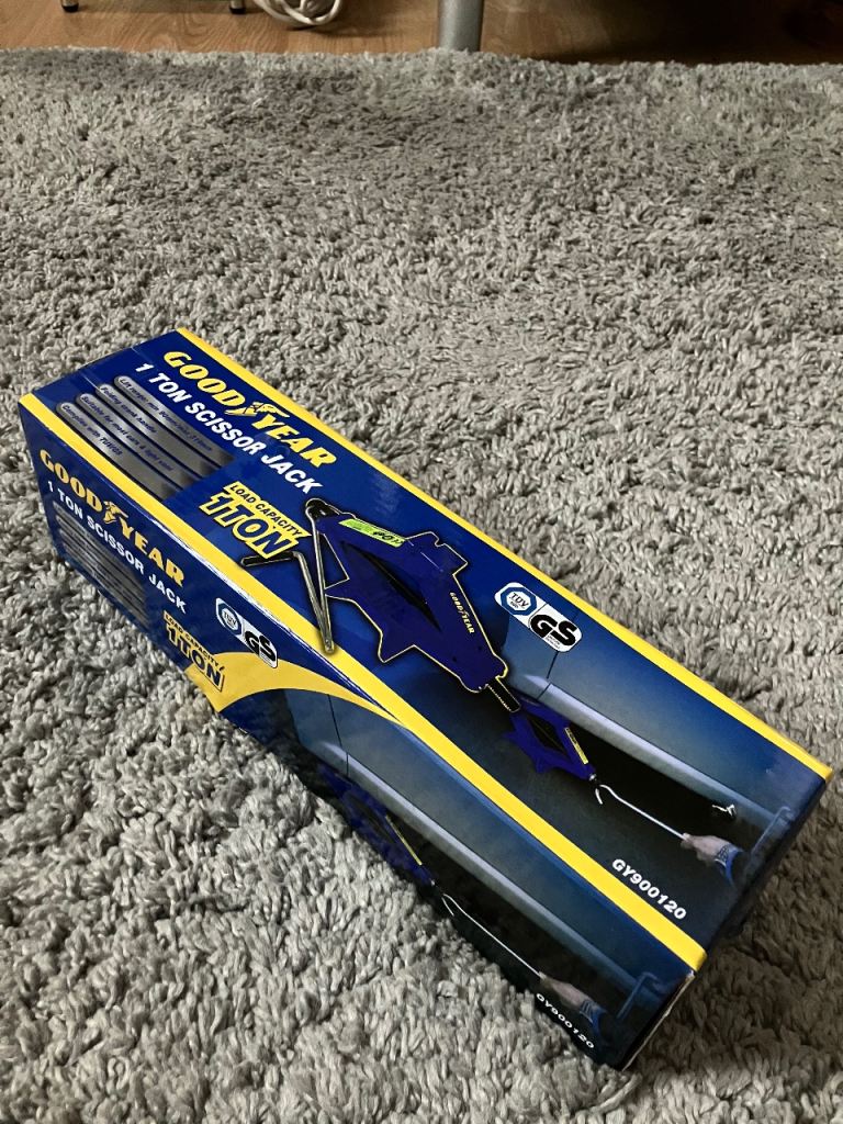 BEAND NEW & IN SEALED BOX GOOD YEAR 1 TON SCISSOR CAR JACK 