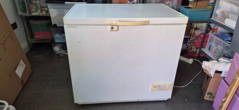 Electrolux ECN 2747 Chest Freezer - White, Good Condition