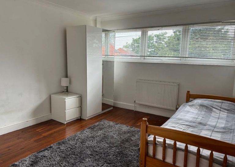 Rent Double Room - 10-15 mins to blackhorse station on Victoria line