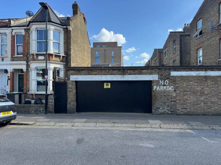 Double Garage To Let