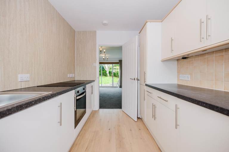 Fantastic, 2 bedroom, lower villa in Balerno, unfurnished – available October