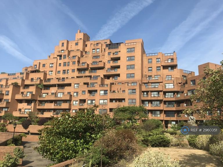 2 bedroom flat in The Highway, London, E1W (2 bed) (#2960351)