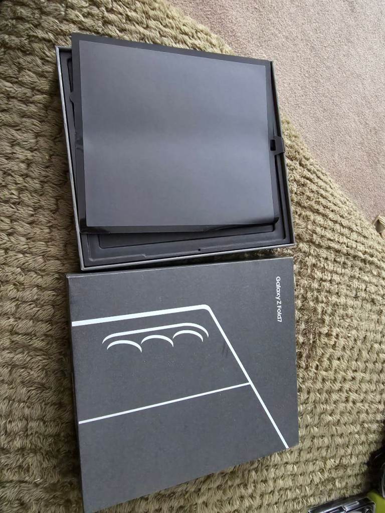 Samsung Galaxy Z Fold 7- like New, Boxed all accessories 