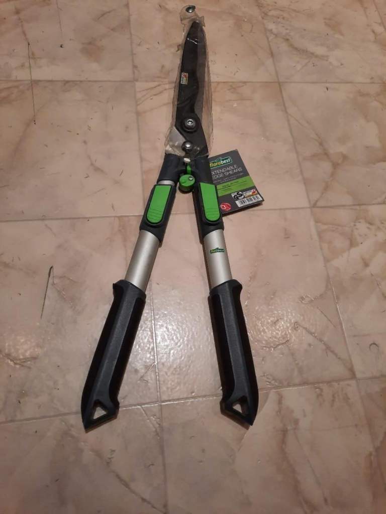 Brand New extendable garden shears approx 62x77cm. Model HG00332