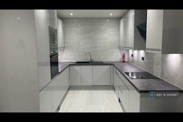 2 bedroom flat in Fulham, London, SW6 (2 bed) (#2143947)