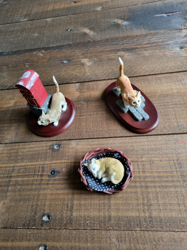 Set of 3 cat ornament figures.