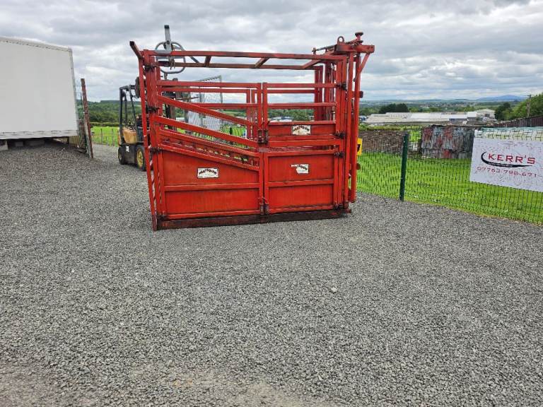 Portequip cattle crush , self locking head yoke rear sliding gate farm tractor 