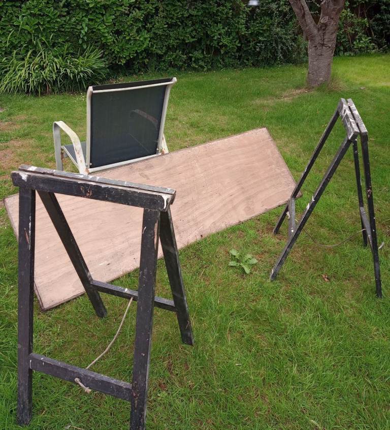 wallpaper table and legs