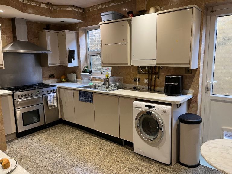 Elegant Double Room in SE18 (£680). Ideal for Professionals, Students 🌟