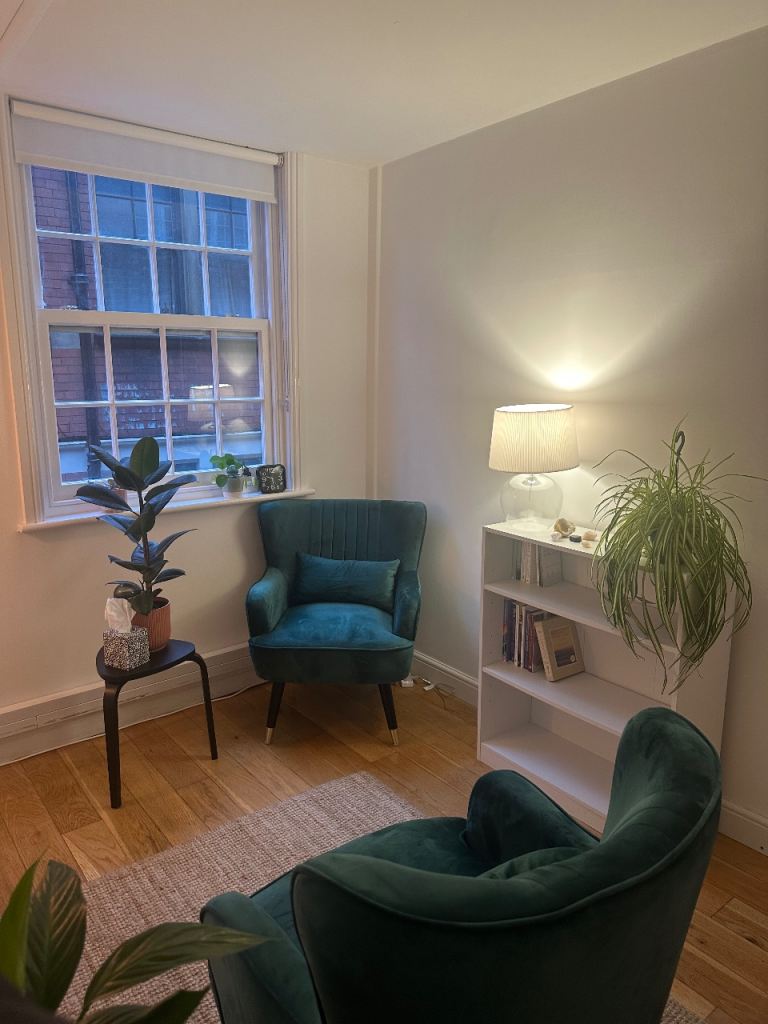 Beauty Room & Nail Table & Hair Chair To Rent in the City Centre!