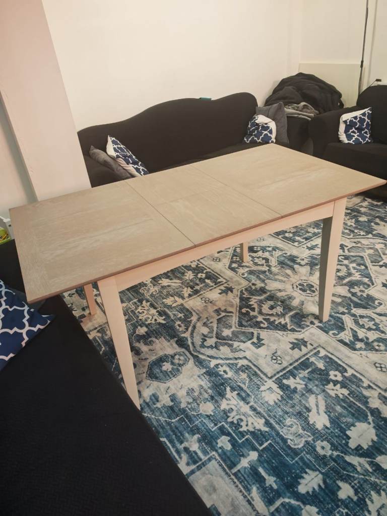 Extendable dining table 