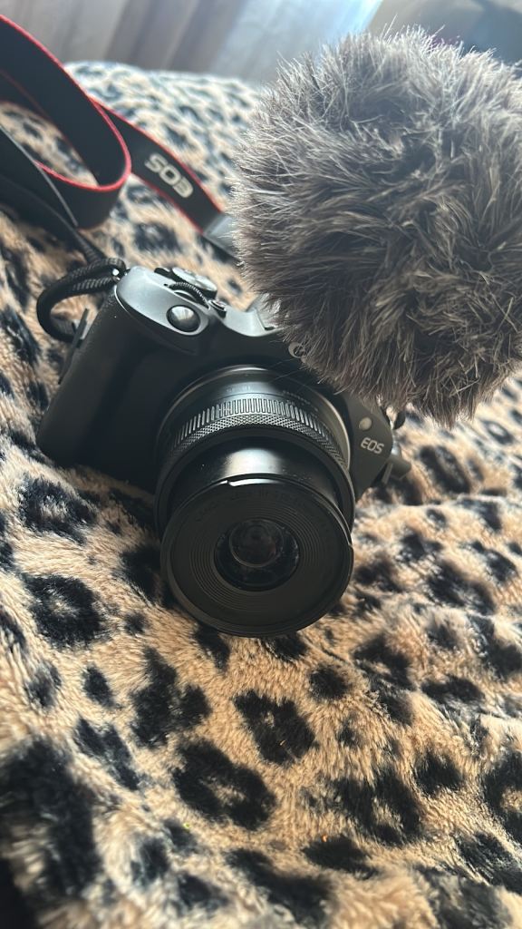 Next to new Cannon R100 camera with mic £350