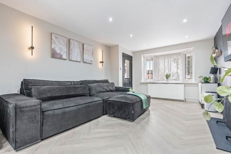 Driveway parking 2 cars- 10 mins from City Centre Manchester House