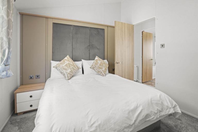 LUXURY LODGE FOR SALE AT BROADLAND SANDS - 11.5 MONTH OWNER SEASON!