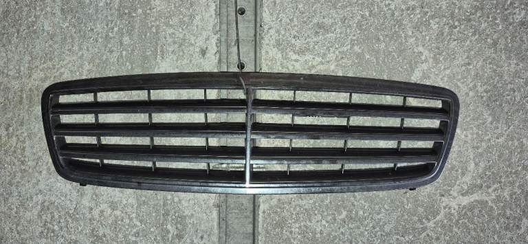 2005 mercedes c class fromt grill