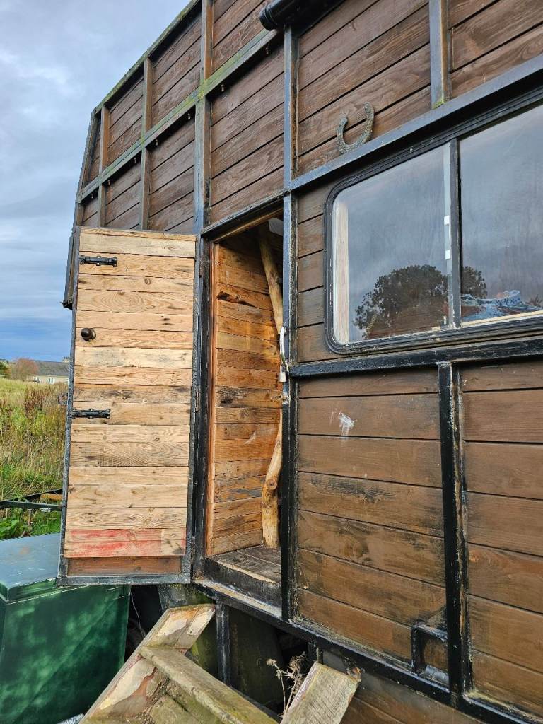 Motorhome (horsebox/truck) with solar