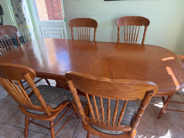 Dining table and 6 chairs 
