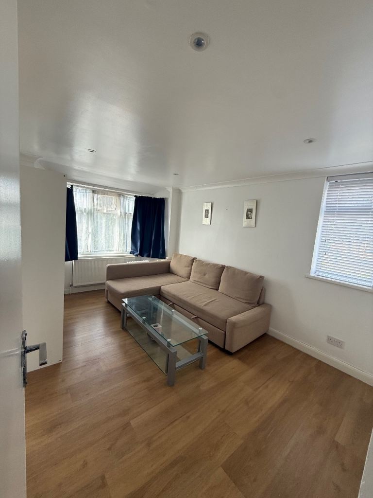 2 Bedroom 1st Floor Flat - No Agency - 