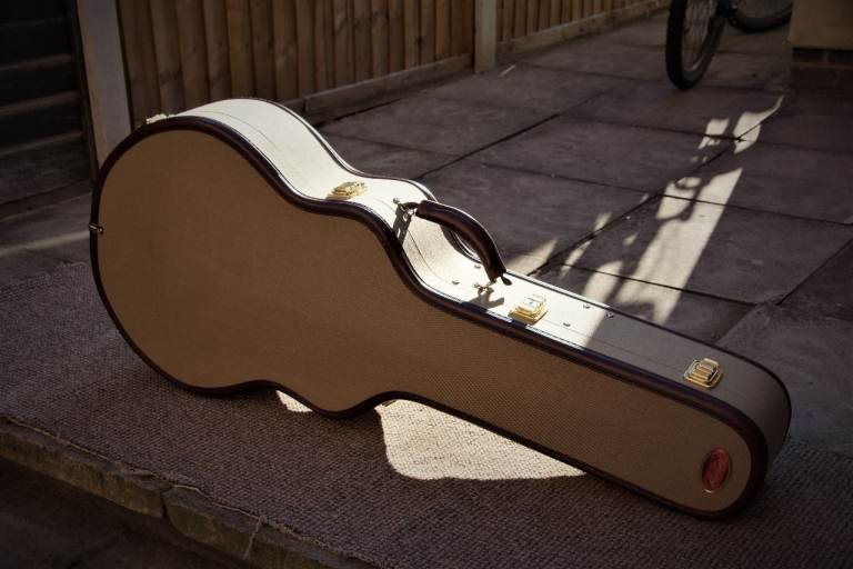 !!RARE FIND!! USA AMERITAGE GOLD 16 inch JAZZ GUITAR CASE !! VGC !!
