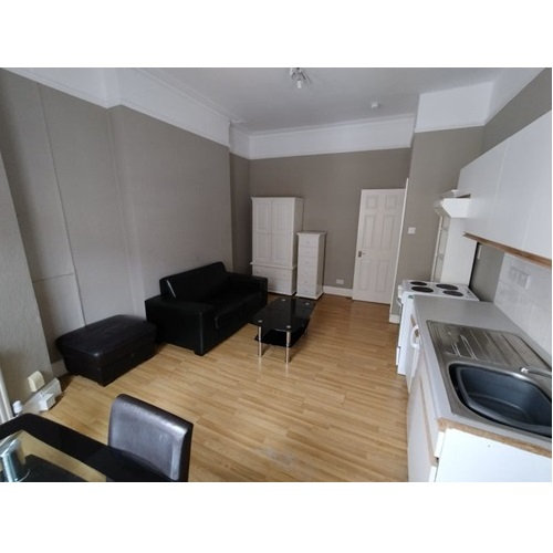 *One Bedroom Flat in Castletown Road, West Kensington, W14 9HG * All Utility Bills Inc*