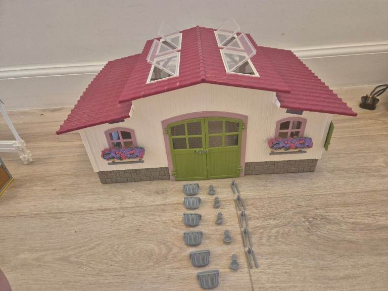 Schleich stable with accesories
