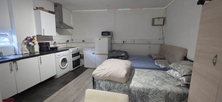 Studio Flat to let @ E12 5JG, Manor Park, all bills included, fully furnished and free WiFi.