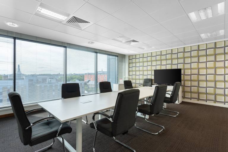 Bolton - BL1 2AX \ Customisable Large Office for Rent