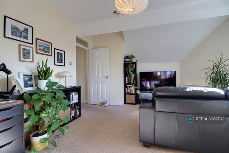 2 bedroom flat in Dickenson Road, Manchester, M13 (2 bed) (#3007202)