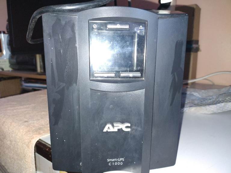 APC Smart-UPS C1000 Battery Backup-Up with LCD Display + Leads