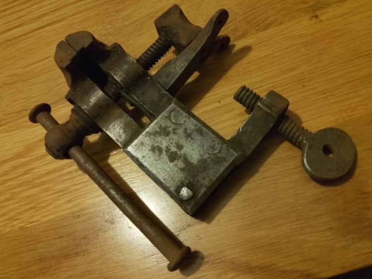 Small vintage jewellers bench vice