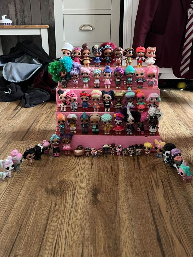 Huge LOL bundle. Dolls, jacuzzi convertable car, playhouse, stand